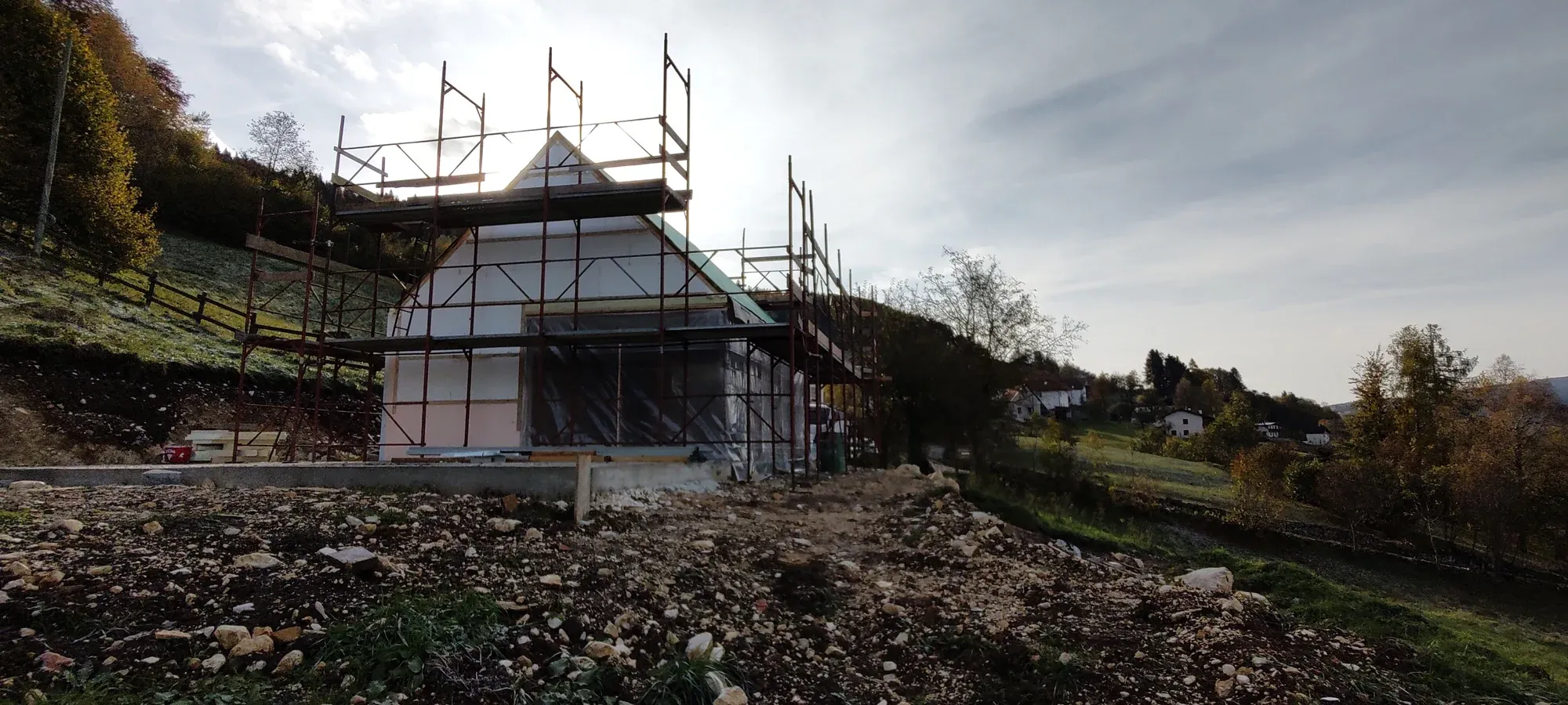 Ristrutturazione di una casera nell’Alpago a Tambre, BL: cantiere con i ponteggi