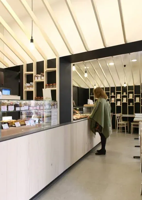 Forno Brisa Castiglione: bar, caffetteria e pizza in un unico ambiente a Bologna, BO, foto 3. Progetto di Riccardo Bandera Architetto