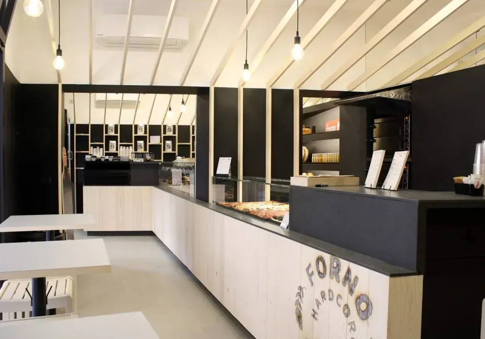 Forno Brisa Castiglione: bar, caffetteria e pizza in un unico ambiente a Bologna, BO, progetto di Riccardo Bandera Architetto