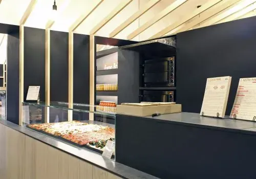 Forno Brisa Castiglione: bar, caffetteria e pizza in un unico ambiente a Bologna, BO, foto 5. Progetto di Riccardo Bandera Architetto