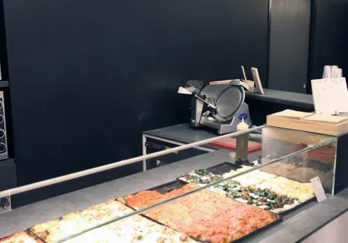 Forno Brisa Castiglione: bar, caffetteria e pizza in un unico ambiente a Bologna, BO, foto 6. Progetto di Riccardo Bandera Architetto