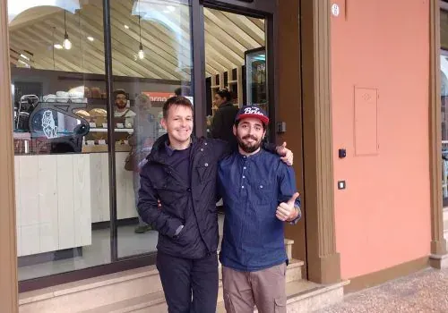 Forno Brisa Castiglione: bar, caffetteria e pizza in un unico ambiente a Bologna, BO, foto 7. Progetto di Riccardo Bandera Architetto