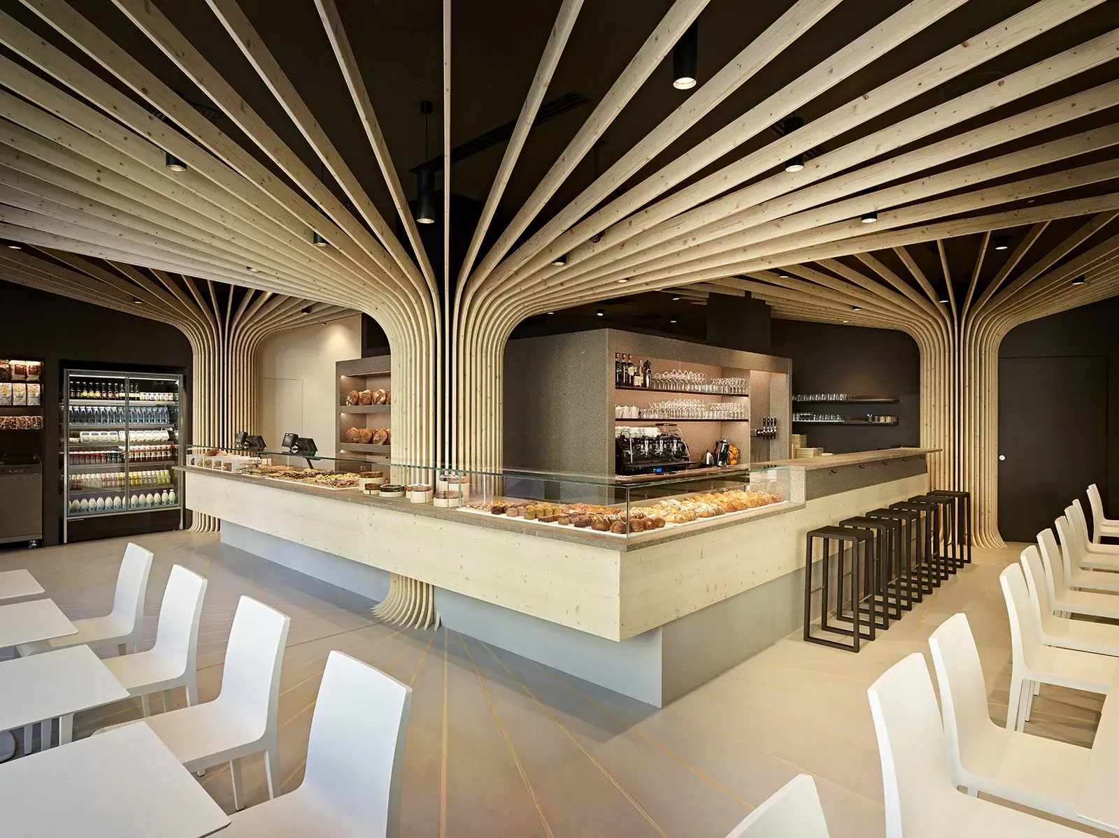 Panificio Moderno in Piazza Lodron: bar e ristorazione in centro a Trento, TN, foto 3. Progetto di Riccardo Bandera Architetto
