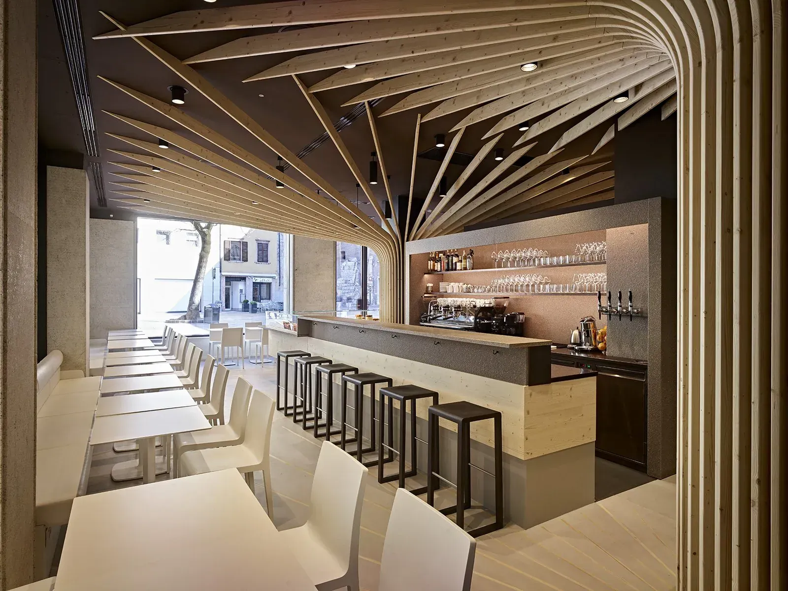 Panificio Moderno in Piazza Lodron: bar e ristorazione in centro a Trento, TN, foto 4. Progetto di Riccardo Bandera Architetto