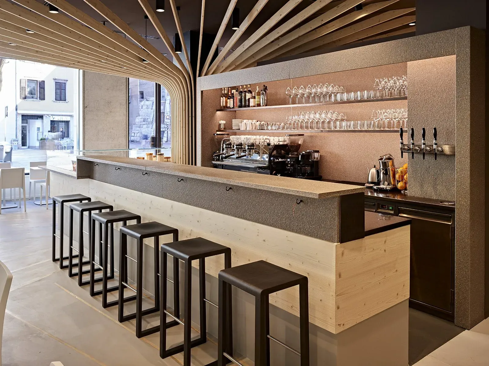 Panificio Moderno in Piazza Lodron: bar e ristorazione in centro a Trento, TN, foto 6. Progetto di Riccardo Bandera Architetto