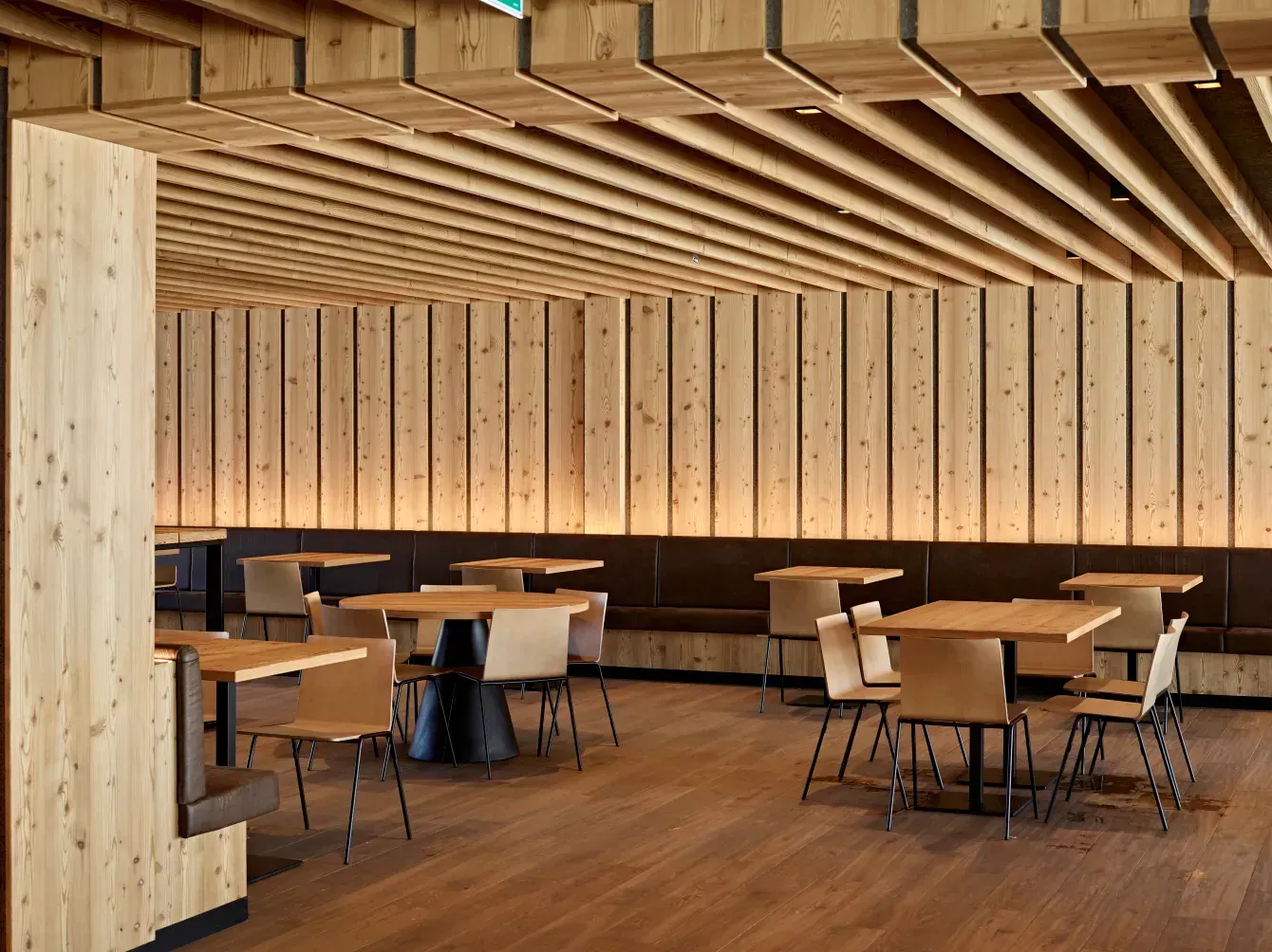 Ristorante alpino a Polsa di Brentonico, Trento, foto 3. Progetto di Riccardo Bandera Architetto