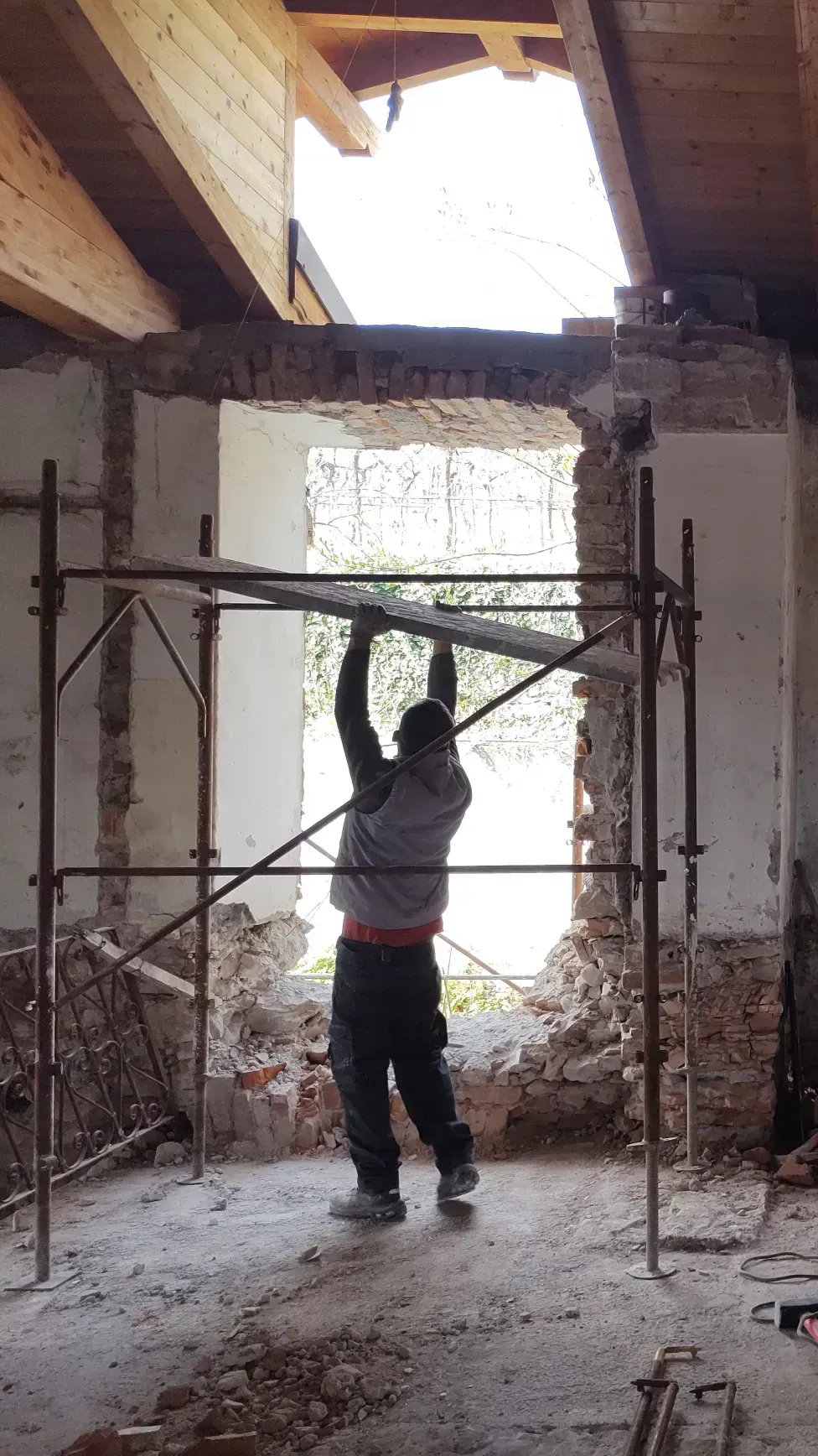 Ristrutturazione attico con soppalco e giardino a Isera, TN, foto di cantiere 3. Progetto di Riccardo Bandera Architetto