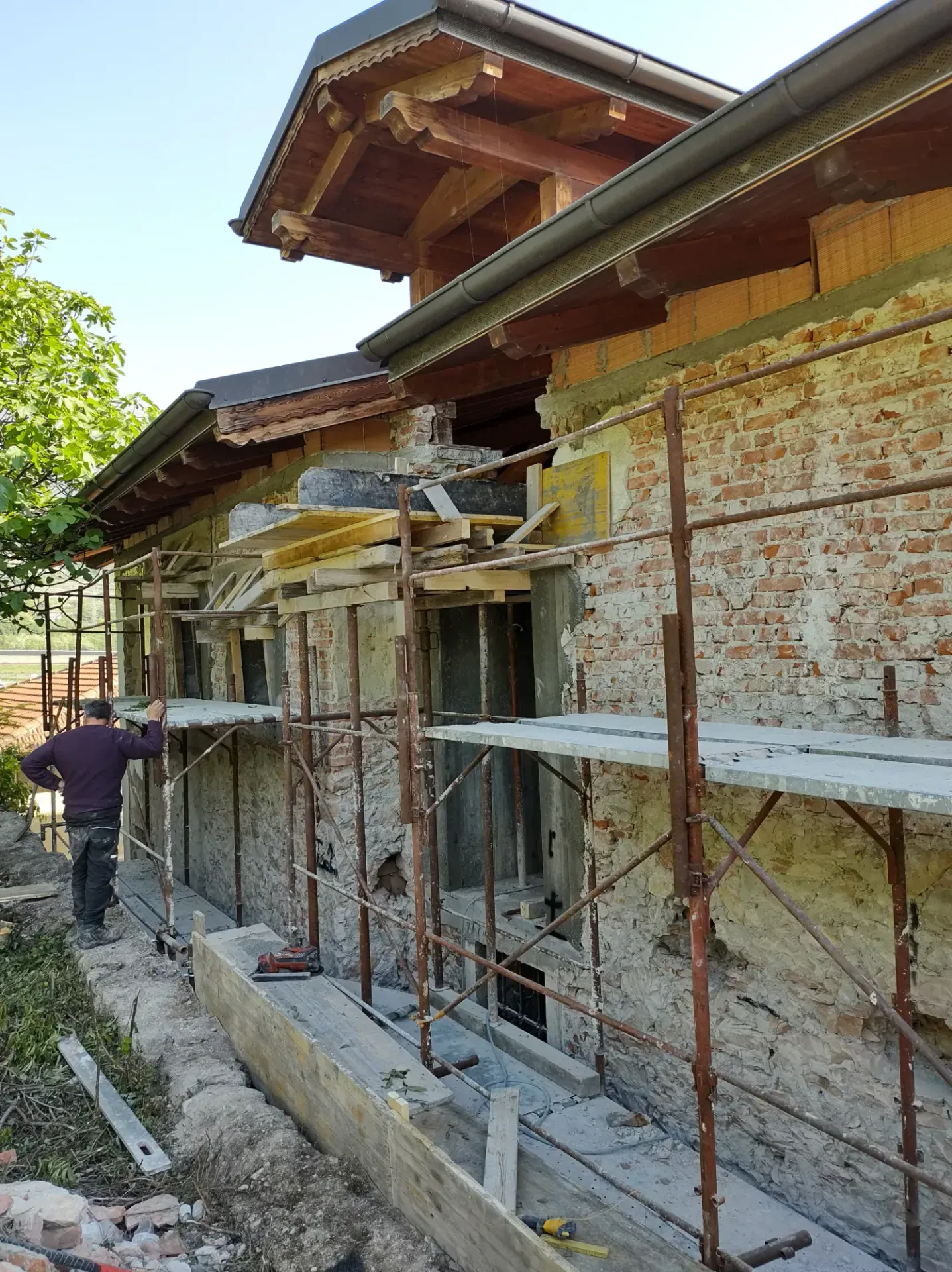 Ristrutturazione attico con soppalco e giardino a Isera, TN, foto di cantiere 5. Progetto di Riccardo Bandera Architetto