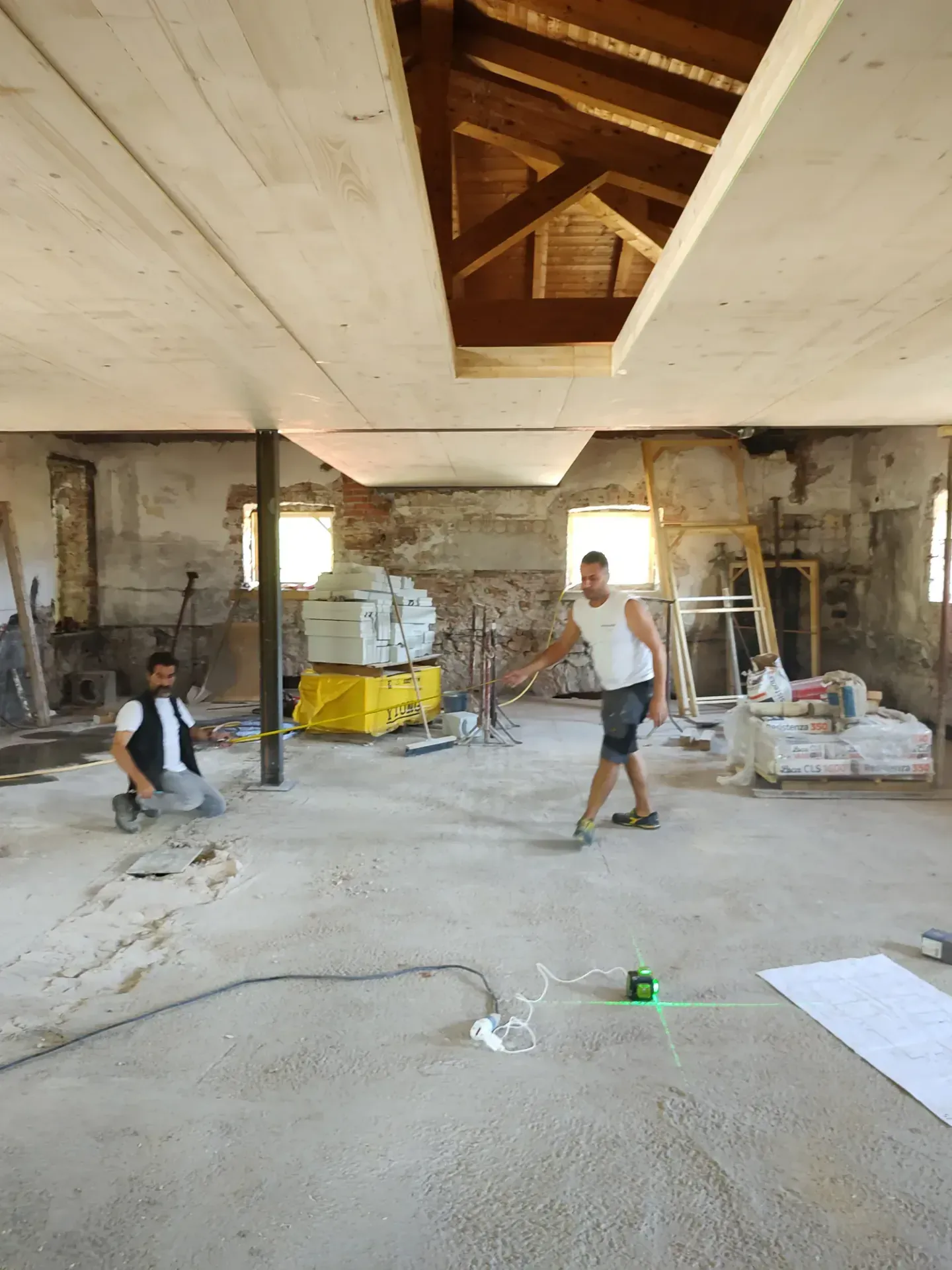 Ristrutturazione attico con soppalco e giardino a Isera, TN, foto di cantiere 8. Progetto di Riccardo Bandera Architetto