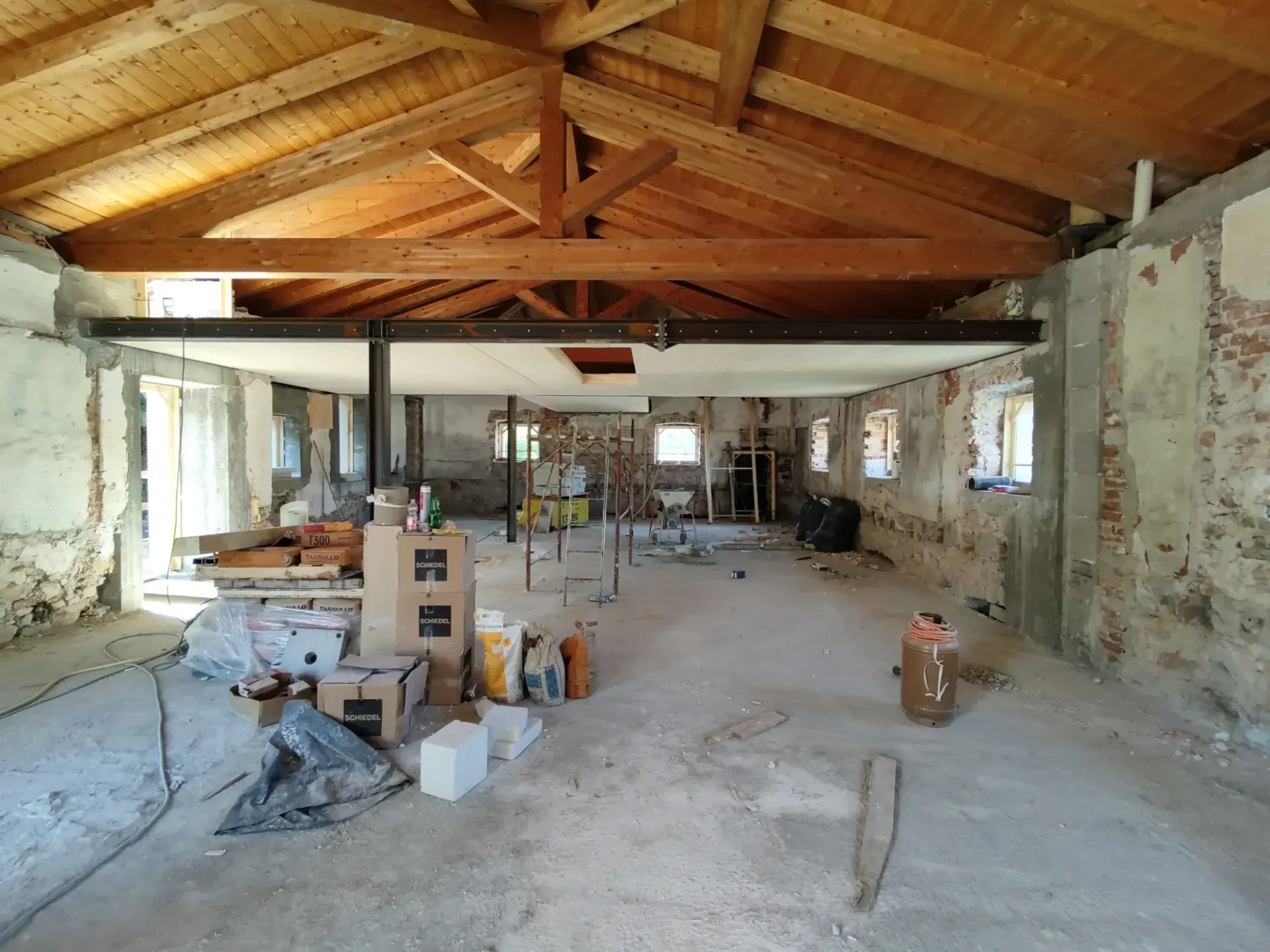 Ristrutturazione attico con soppalco e giardino a Isera, TN, foto di cantiere 9. Progetto di Riccardo Bandera Architetto