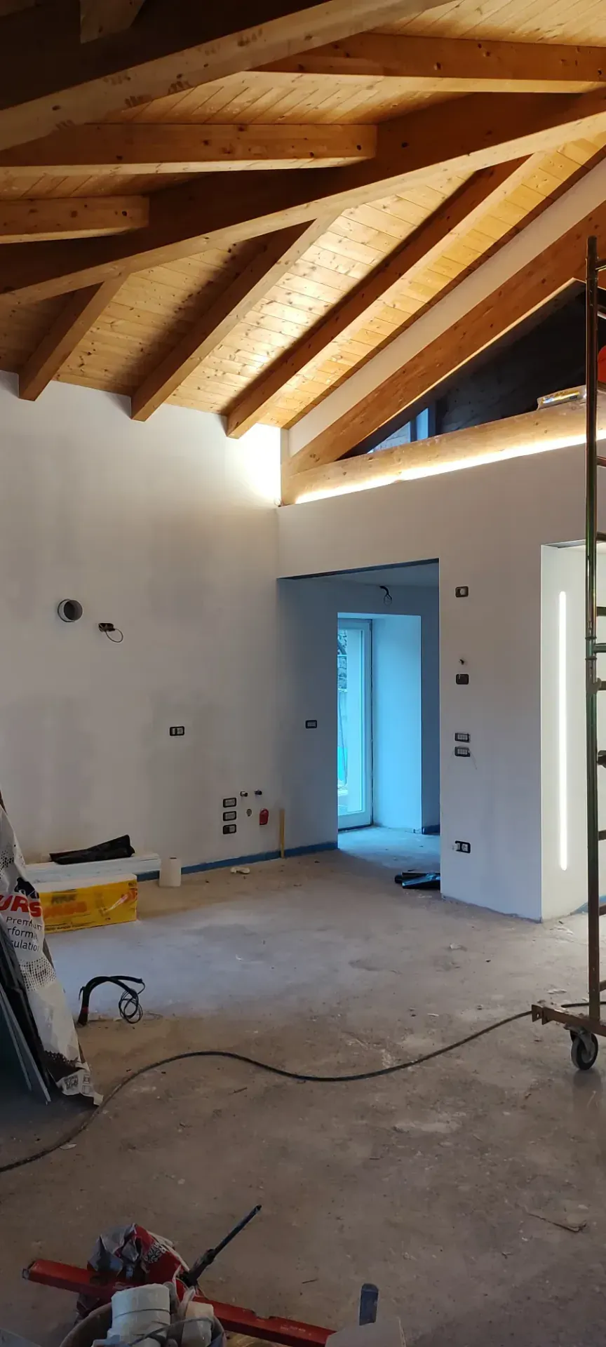 Ristrutturazione attico con soppalco e giardino a Isera, TN, foto di cantiere 11. Progetto di Riccardo Bandera Architetto