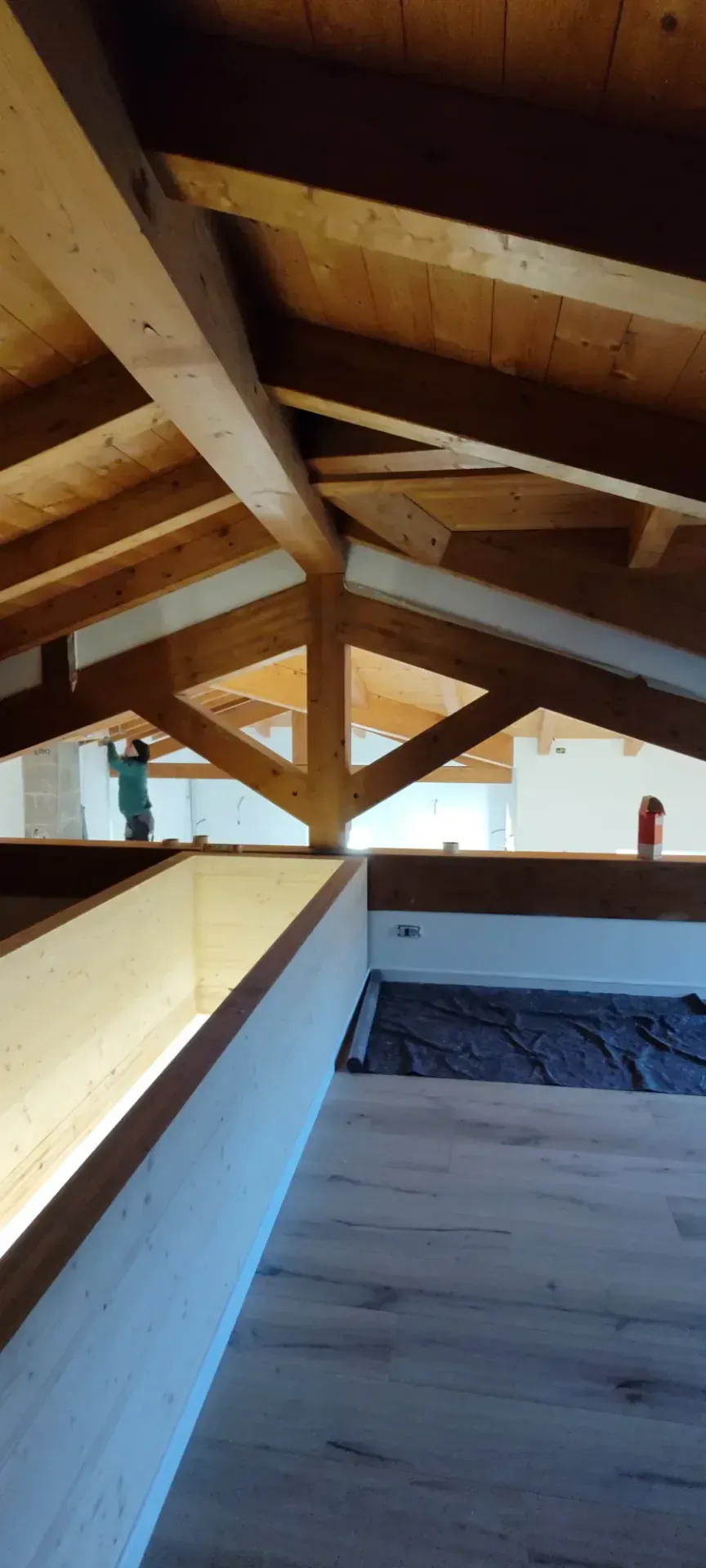 Ristrutturazione attico con soppalco e giardino a Isera, TN, foto di cantiere 12. Progetto di Riccardo Bandera Architetto