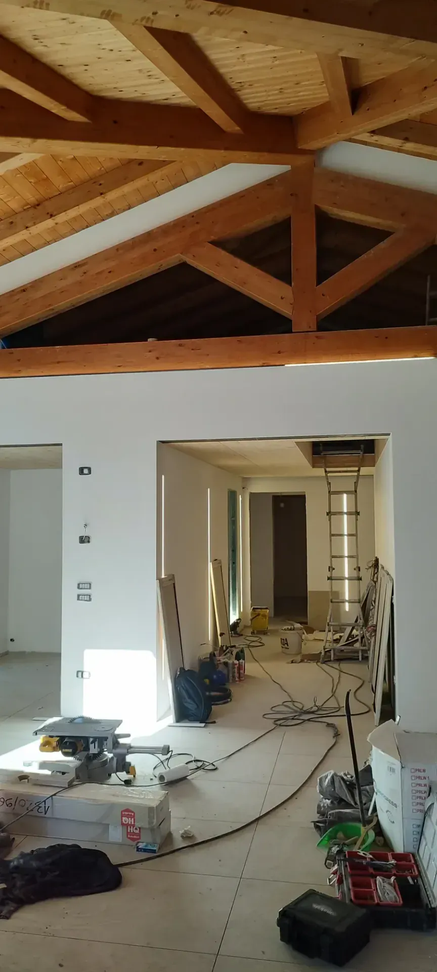 Ristrutturazione attico con soppalco e giardino a Isera, TN, foto di cantiere 13. Progetto di Riccardo Bandera Architetto