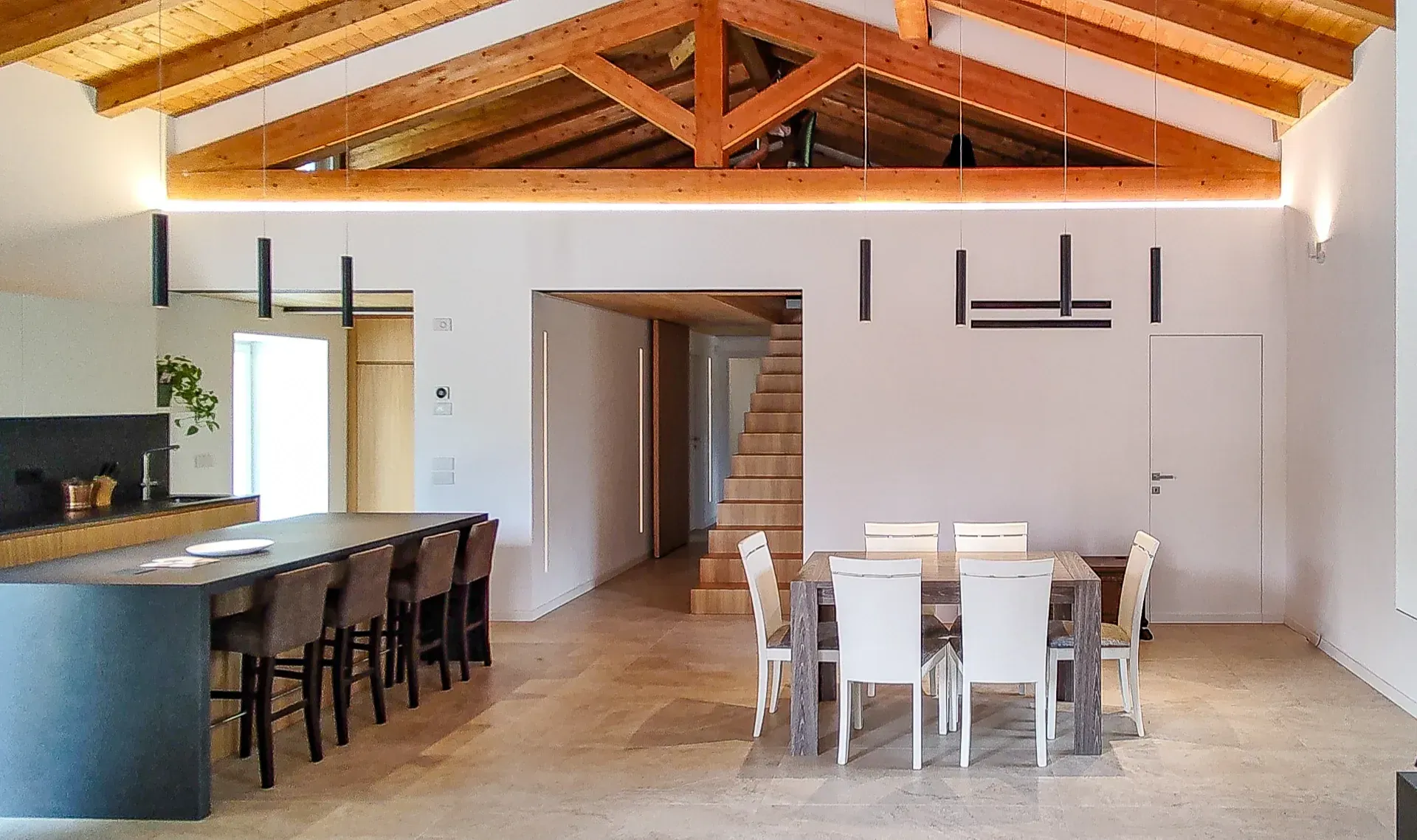 Ristrutturazione attico con soppalco e giardino a Isera, TN, progetto di Riccardo Bandera Architetto