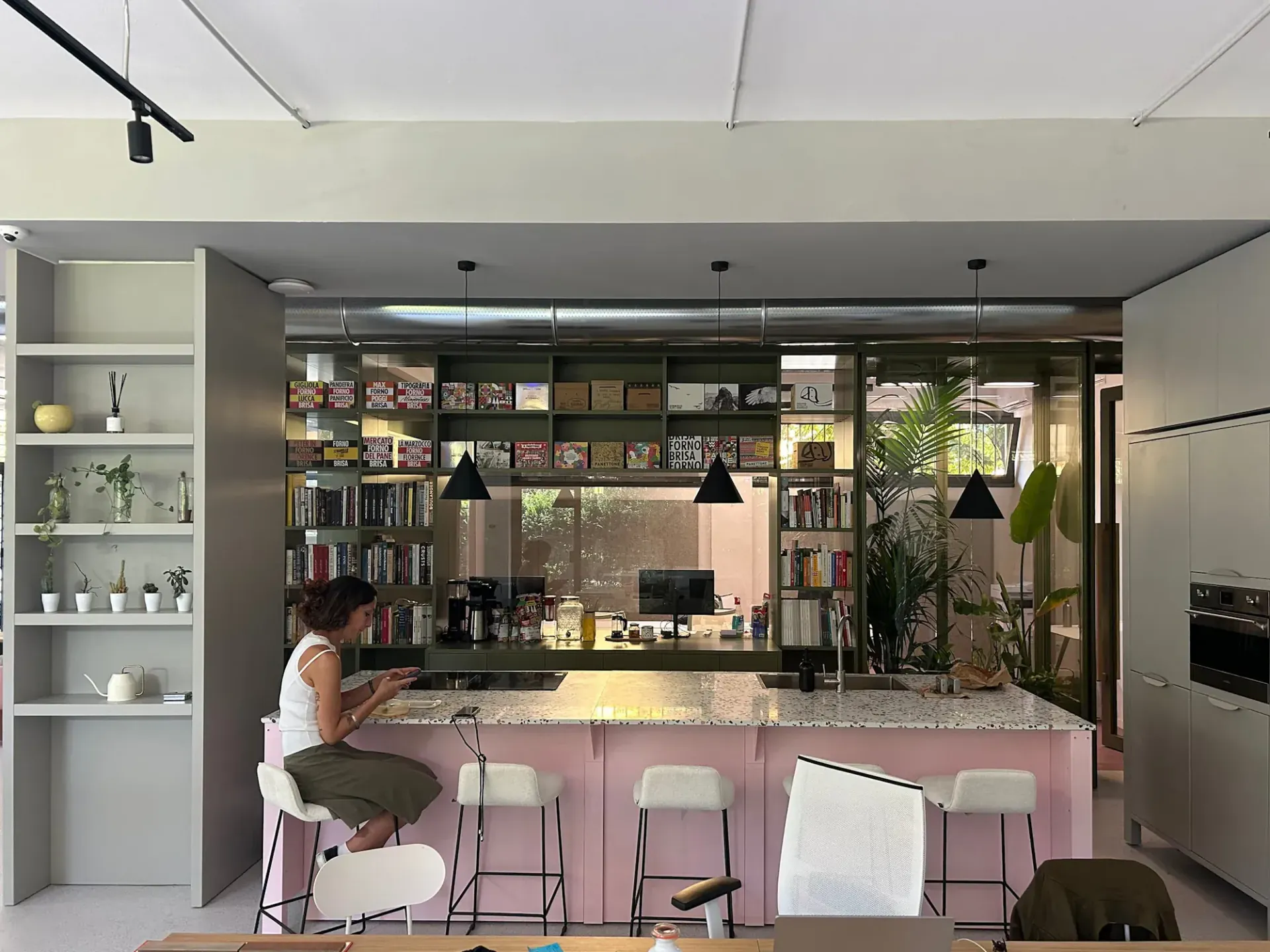 Uffici in casa Brisa a Bologna, BO, progetto di Riccardo Bandera Architetto